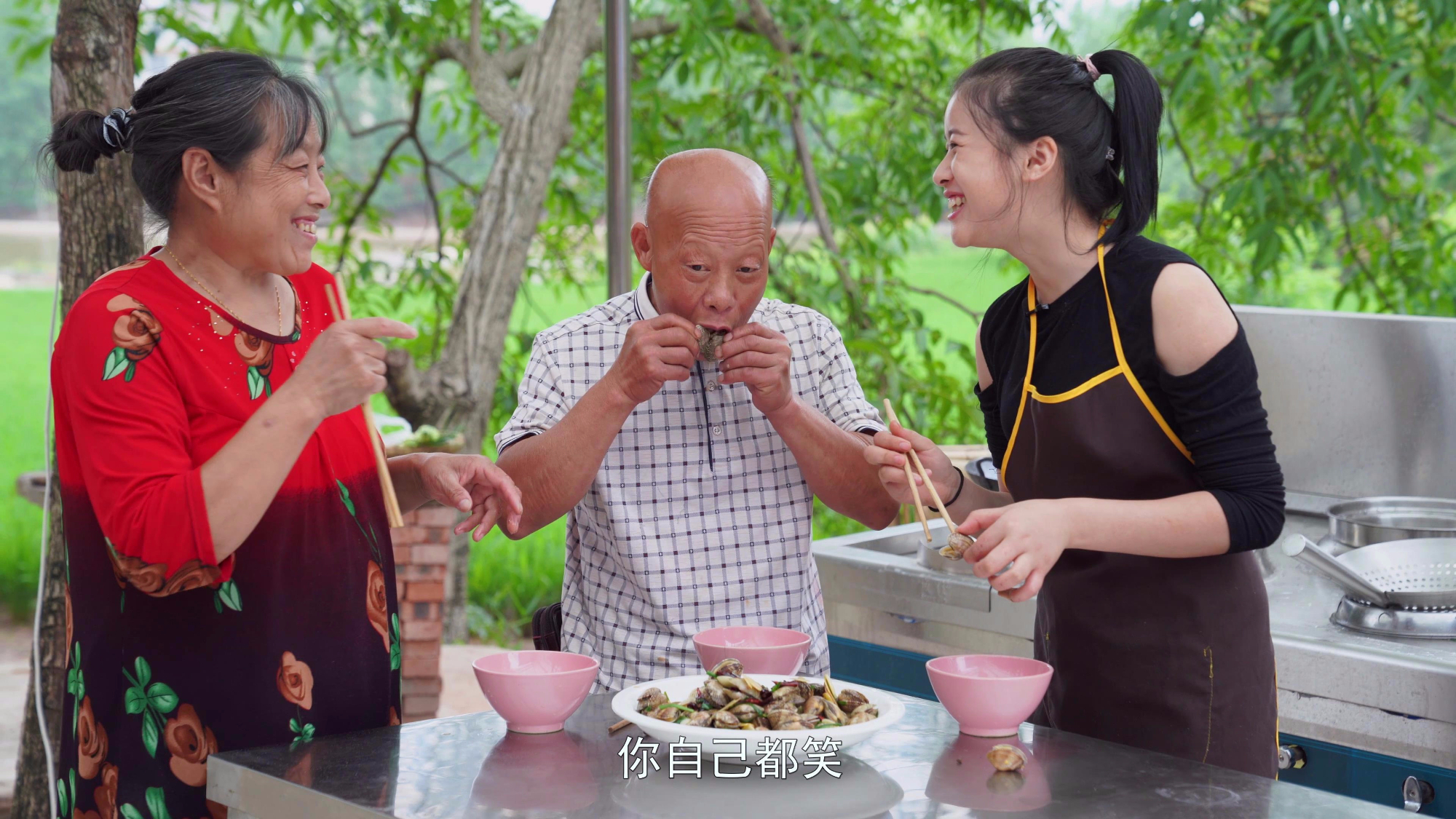 漆二娃vlog:香辣花甲有点小失败,伯娘直言吃不下去